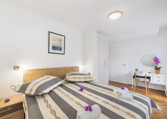 Apartments Mirna Center & Beach